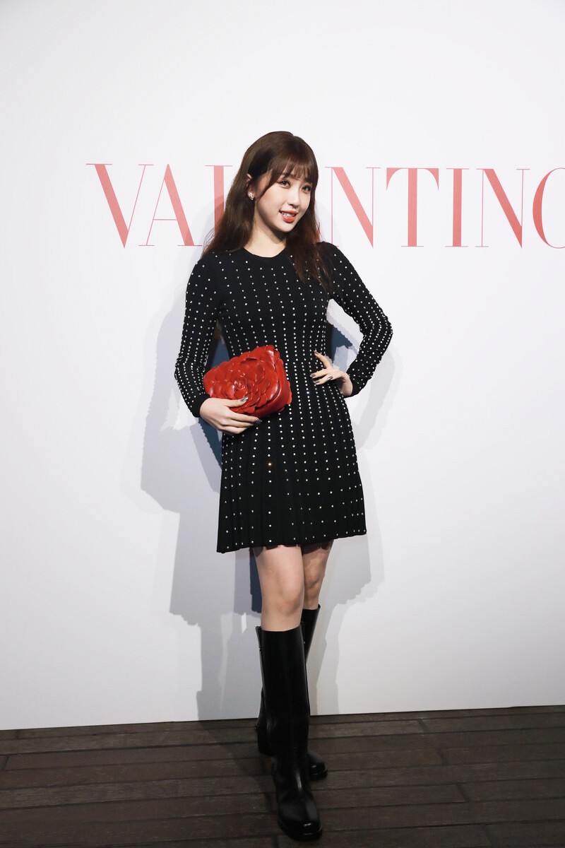 大表姐的时尚圈|虞书欣用力过猛了,穿超大“泡泡袖”抹胸裙险翻车,要靠颜值硬撑