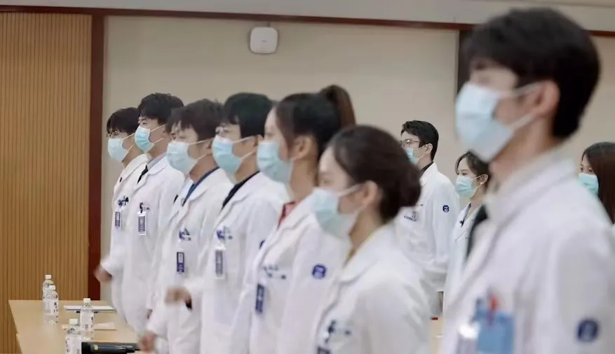 医学生|它才是最贴近职场的真实综艺，周深看完直呼不容易！