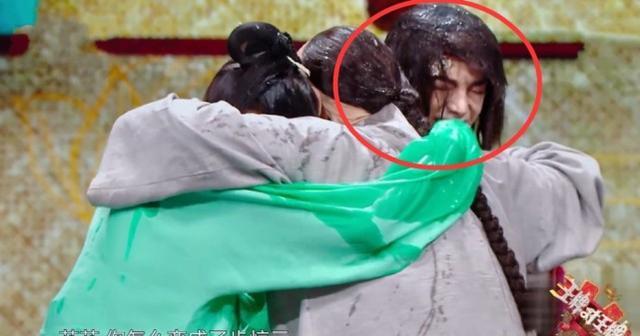 华晨宇|华晨宇淋水后为何不抬头？不经意间看清素颜，这才是31岁的样子