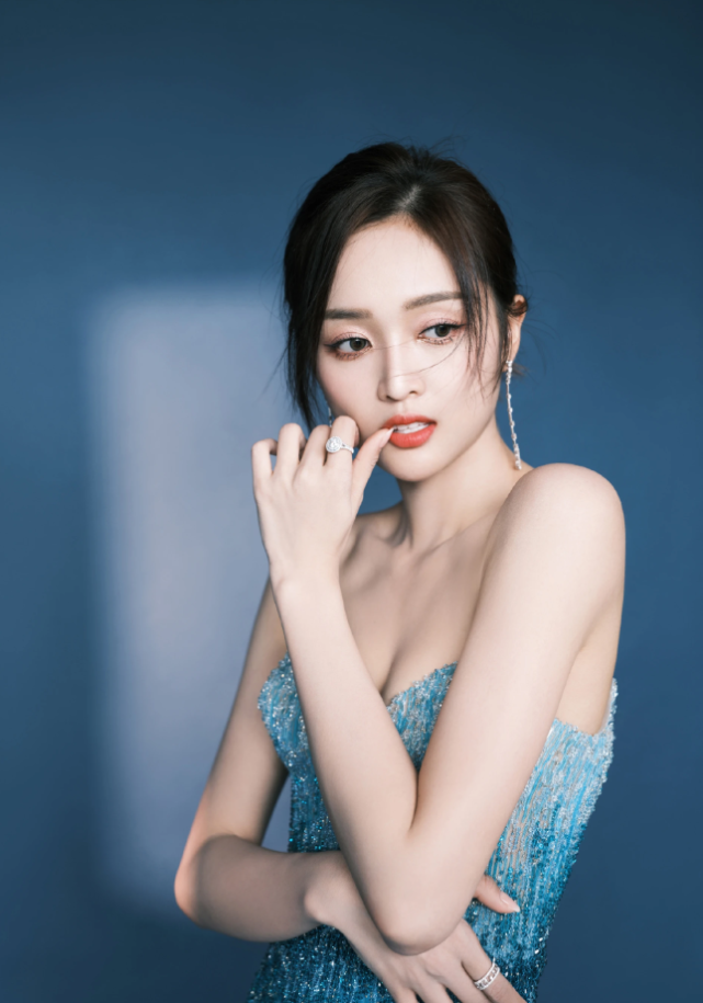 大时尚大观点|吴宣仪渐变蓝礼裙，抹胸开叉秀蜂腰长腿，身材火辣超吸睛