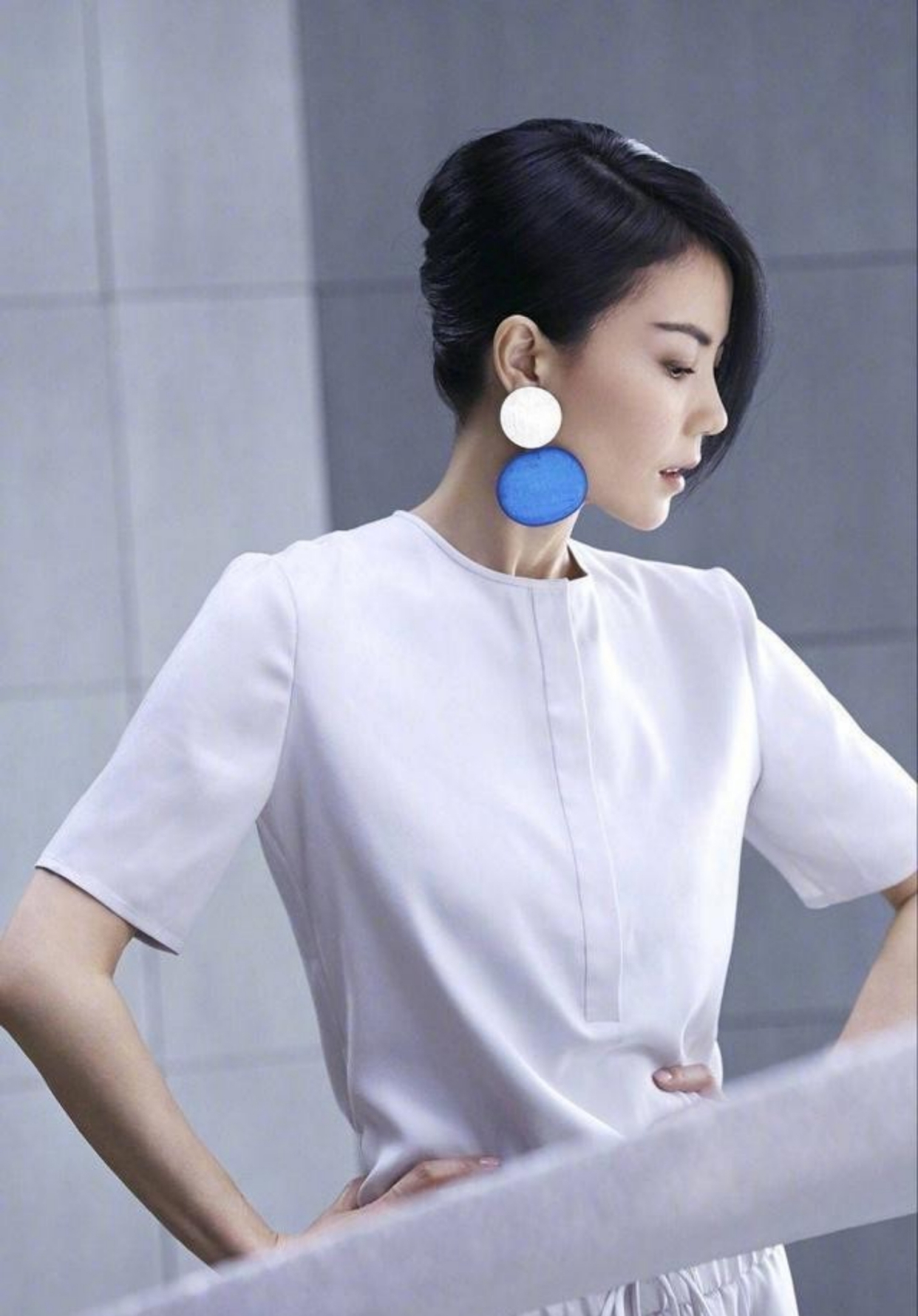 穿衣搭配|王菲真没明星架子，短发配白T简约又清爽，素颜状态完全不像51岁