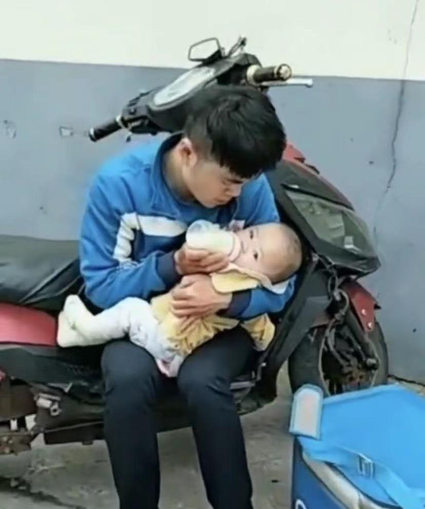 正午阳光|6个月跟父亲送外卖，一张笑脸治愈无数父母，如今孩子过得如何？