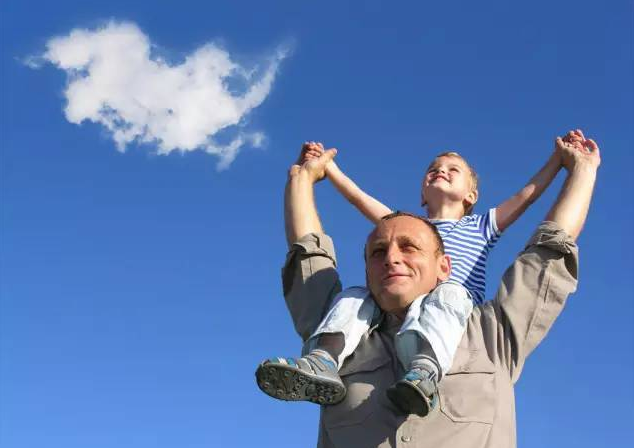蔷薇妈妈育儿记|“最嫩爸爸”火了，带娃出门被误认成是哥哥，网友直呼：未成年