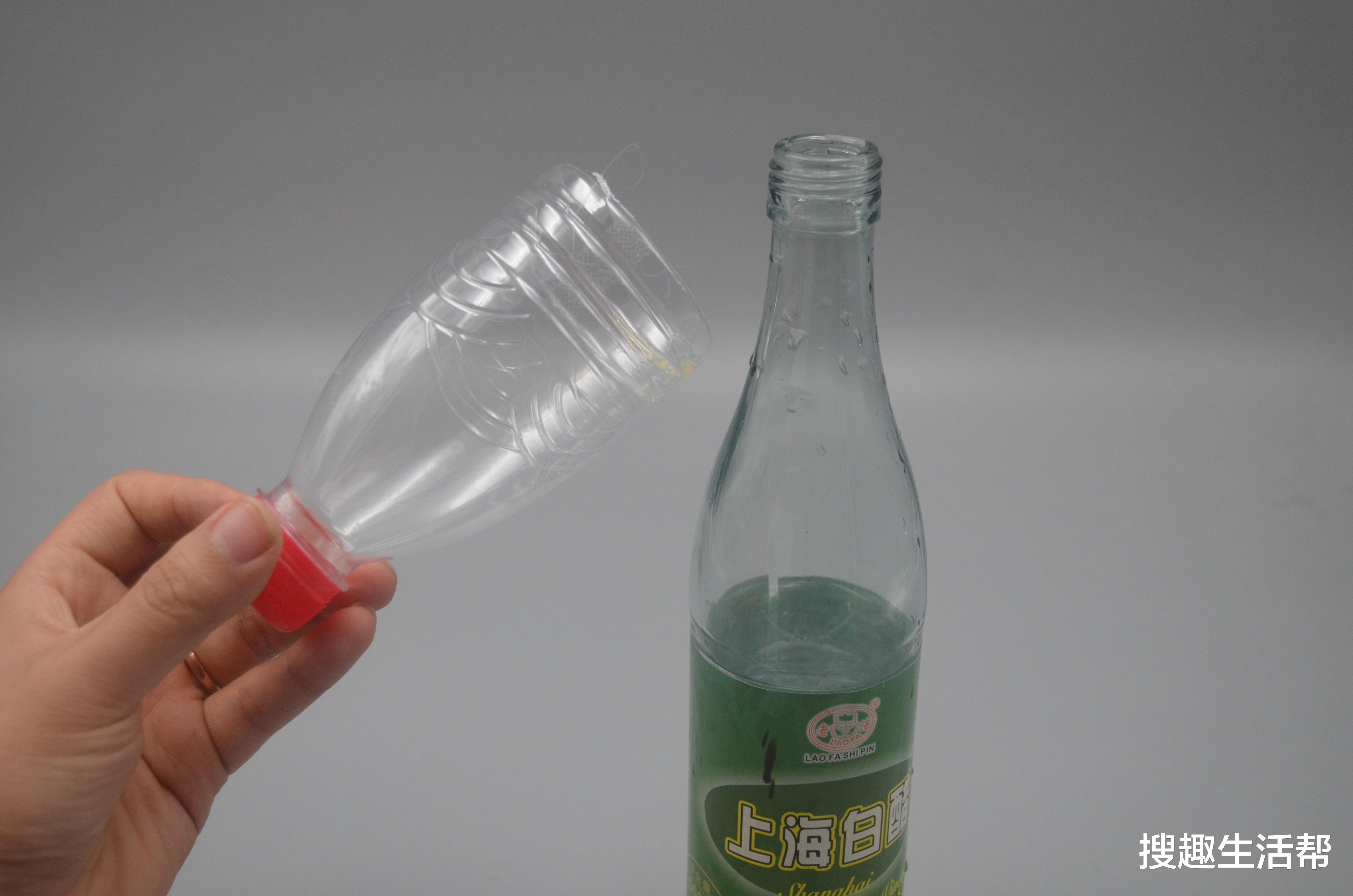 不管家里多有钱,记得在厨房放一个塑料瓶,用途花钱也难买,实用