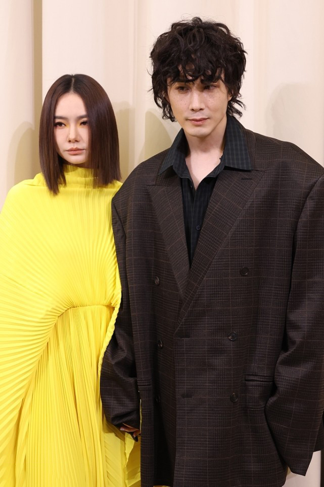 王一博|戚薇夫妇穿黄黑配色造型合体，李承铉造型太夸张自己都忍不住想笑