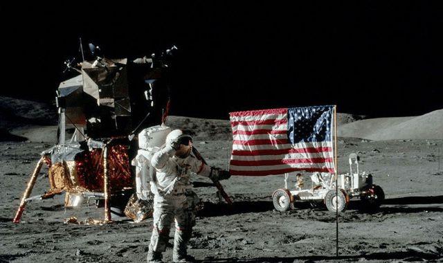 科学家 阿波罗登月遭质疑？对比月球上的五星红旗，为何美国的旗子会飘
