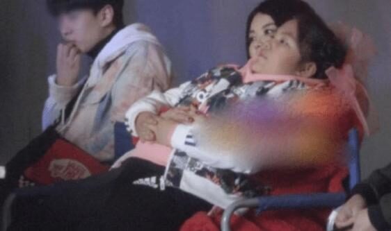 李湘|王诗龄近照胖成“坦克“， 一旁李湘不雅坐姿却遭网友批评：为母不尊