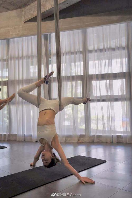 林峰|林峯娇妻张馨月晒练习空中瑜伽美照，纤瘦火辣好身材一览无余
