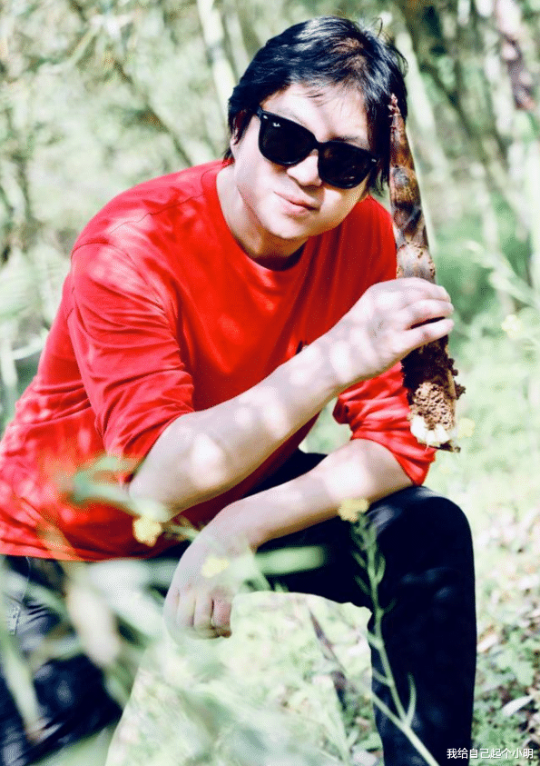 高晓松|51岁高晓松暴瘦30斤，晒上山挖竹笋帅照，网友：比吴亦凡帅多了