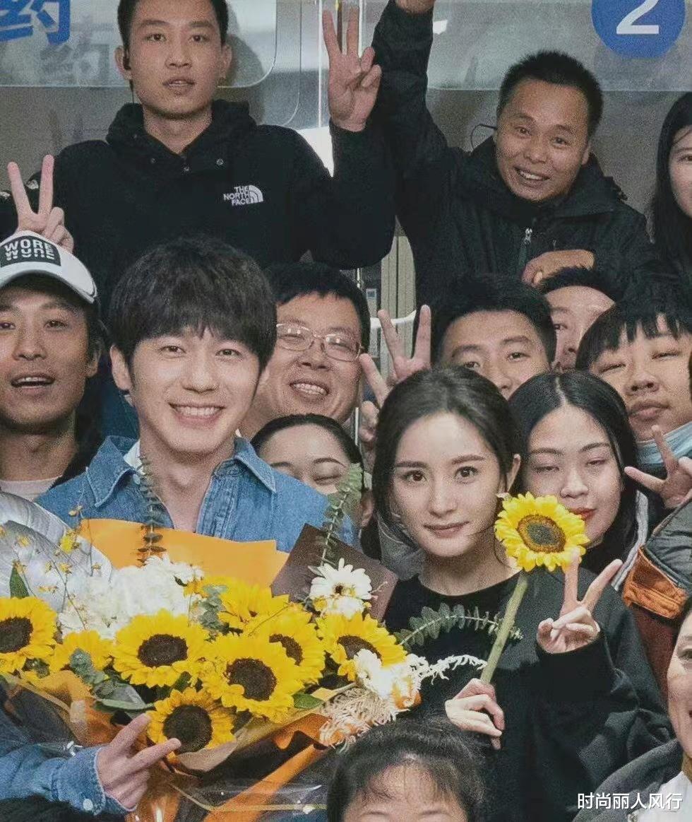 时尚丽人风行 杨幂新剧终于杀青!拍了两年损失太大,她穿休闲装拍合照好开心