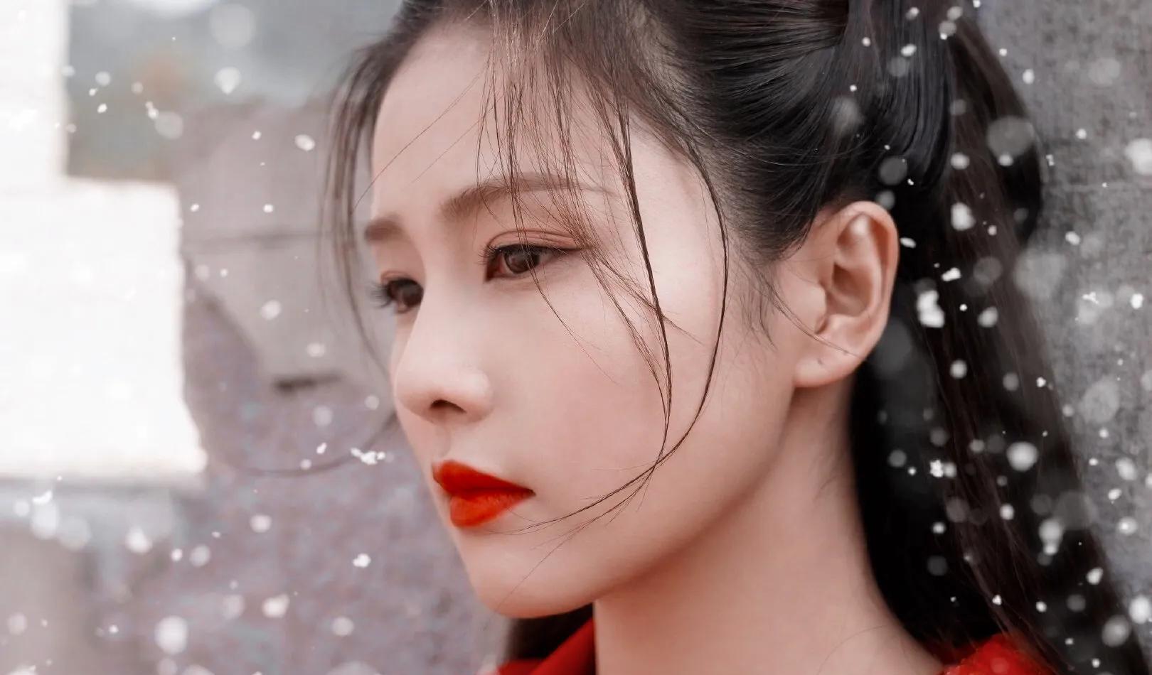 白梦妍|欢娱艺人排名洗牌,白鹿上位成一姐:21年4部热剧在手,实至名归