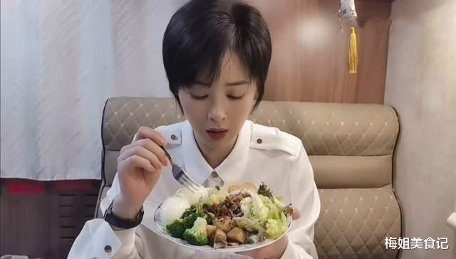 蒋欣|从140斤瘦到90斤，蒋欣大方公开一日三餐食谱，网友：太拼了