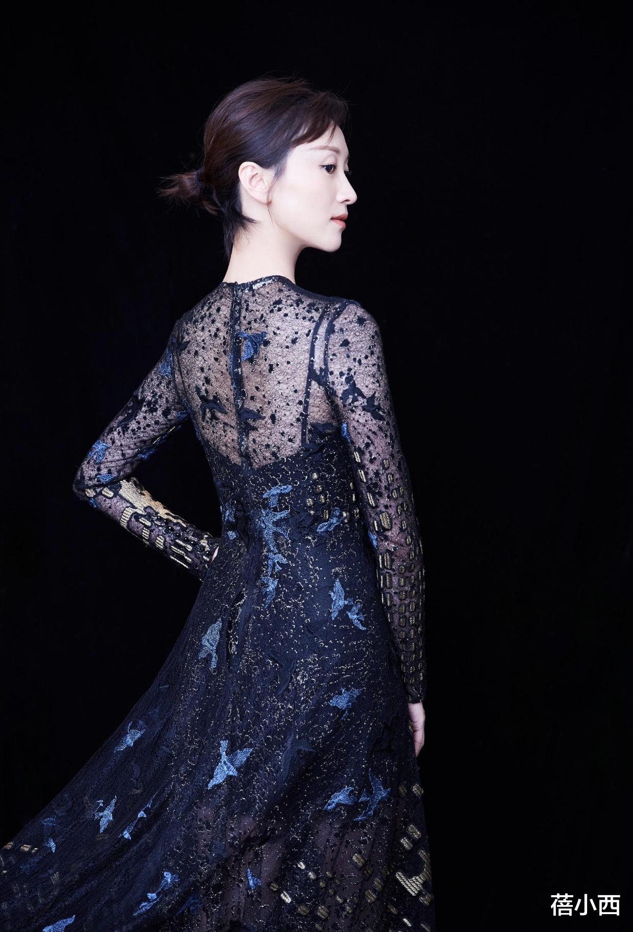 苗苗|郑恺的爱人苗苗又美出圈了，穿蕾丝小黑裙优雅又时髦，气质太惊艳