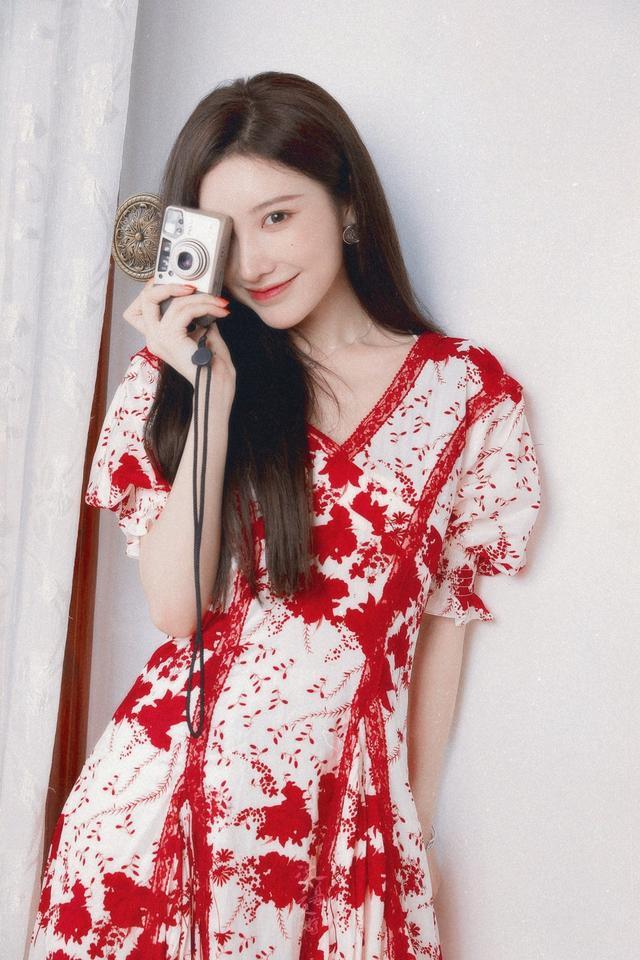 旗袍公馆|戴燕妮到底是女团出身，穿“阿姨辈”的裙子仍惊艳，还意外显身材
