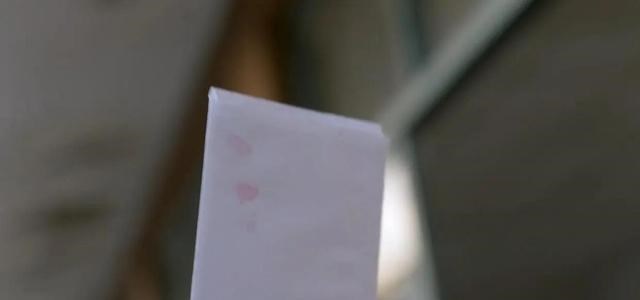 谁是凶手|全网都在猜谁是凶手，其实片头的相片上就有凶手，还用猜吗？