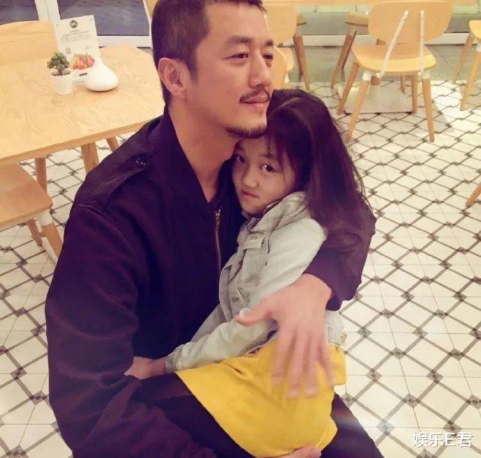 李亚鹏|50岁李亚鹏亲吻女儿大腿，低头撒娇讲粤语，网友：注意分寸