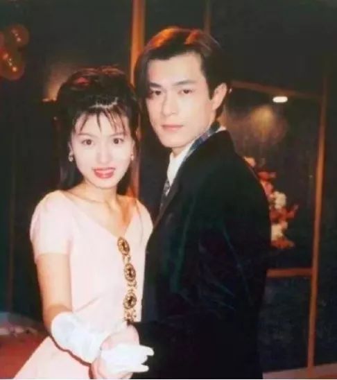 隐婚|被爆隐婚有娃了？他顶级帅哥的基因, 才没有被白浪费呀!