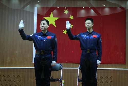 探测器 撒贝宁问一套太空服要多少钱，杨利伟的5个人让人瞬间窒息