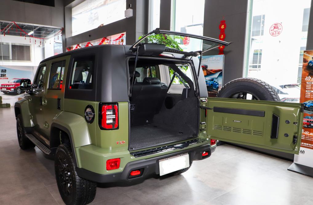 北汽集团|北汽发飙！平民版“勇士”来袭，四驱三把锁轻松进藏，还看啥坦克