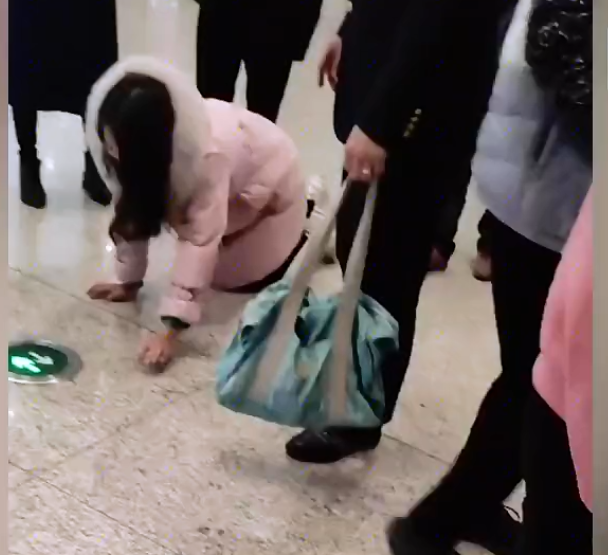 国内社会速递 重庆北站：女子“犬爬式”进车站，不慌不忙，全程工作人员护送
