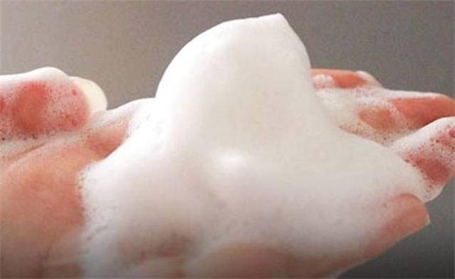洗面奶 早晨洗脸时，需要用洗面奶吗？很多人都做错了，难怪皮肤总是不好