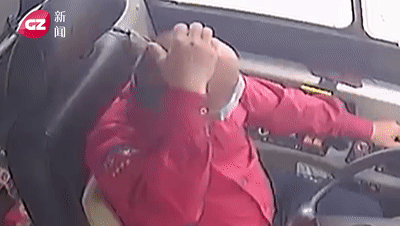 半岛晨报 男子往公交投币箱里连投“巨款”,真相太暖心