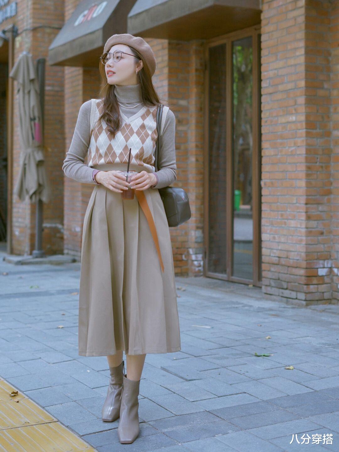 八分穿搭 冬天用“背心+裙装”叠穿，温柔优雅又有层次感，普通人也能驾驭