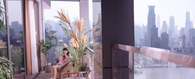 外滩|你是我的荣耀:乔晶晶住300㎡江景房,在景观阳台上,外滩尽收眼底