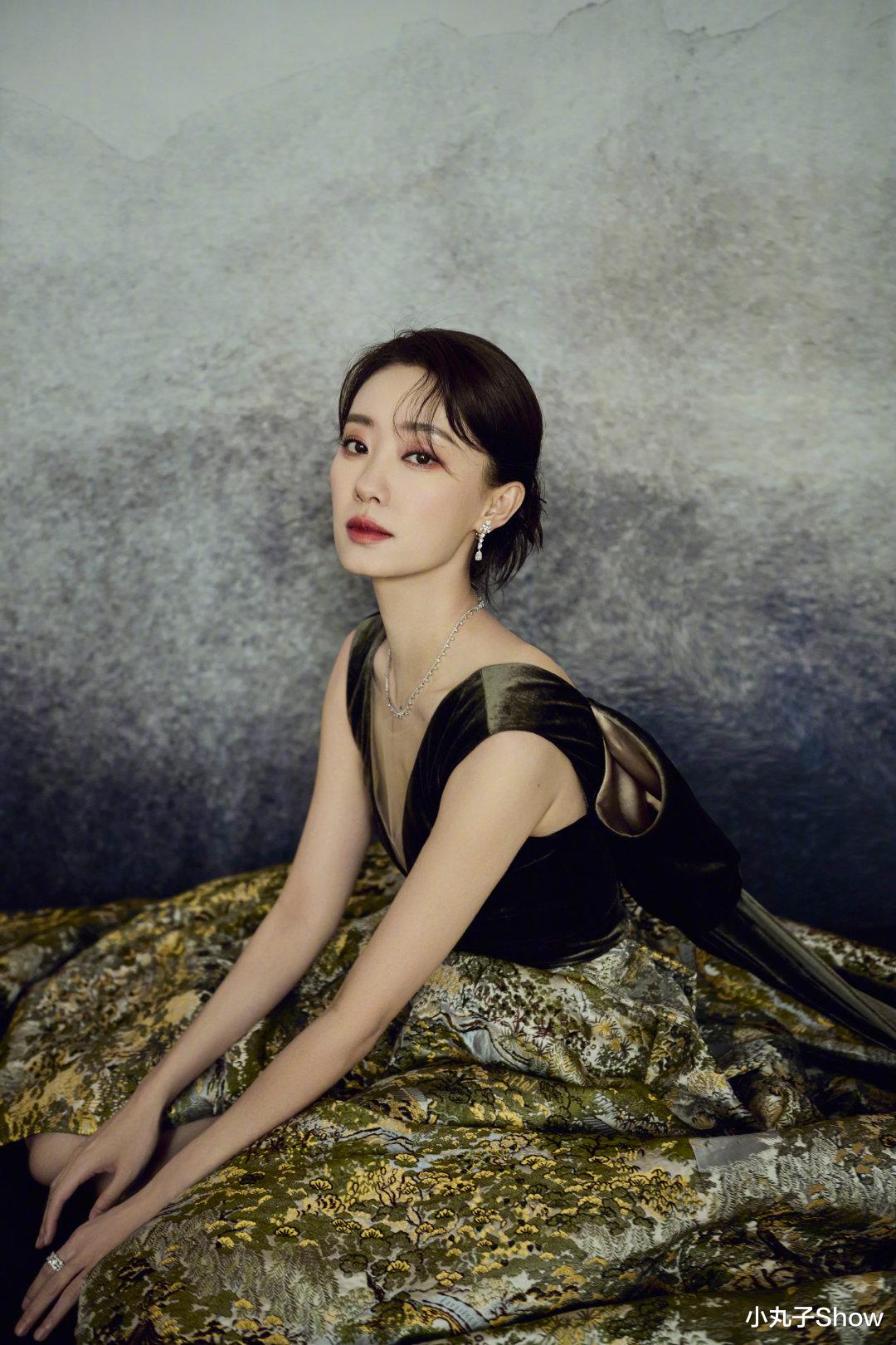 张小斐|越来越会打扮!张小斐穿着云锦级定制礼服拍写真,美得好似画中人