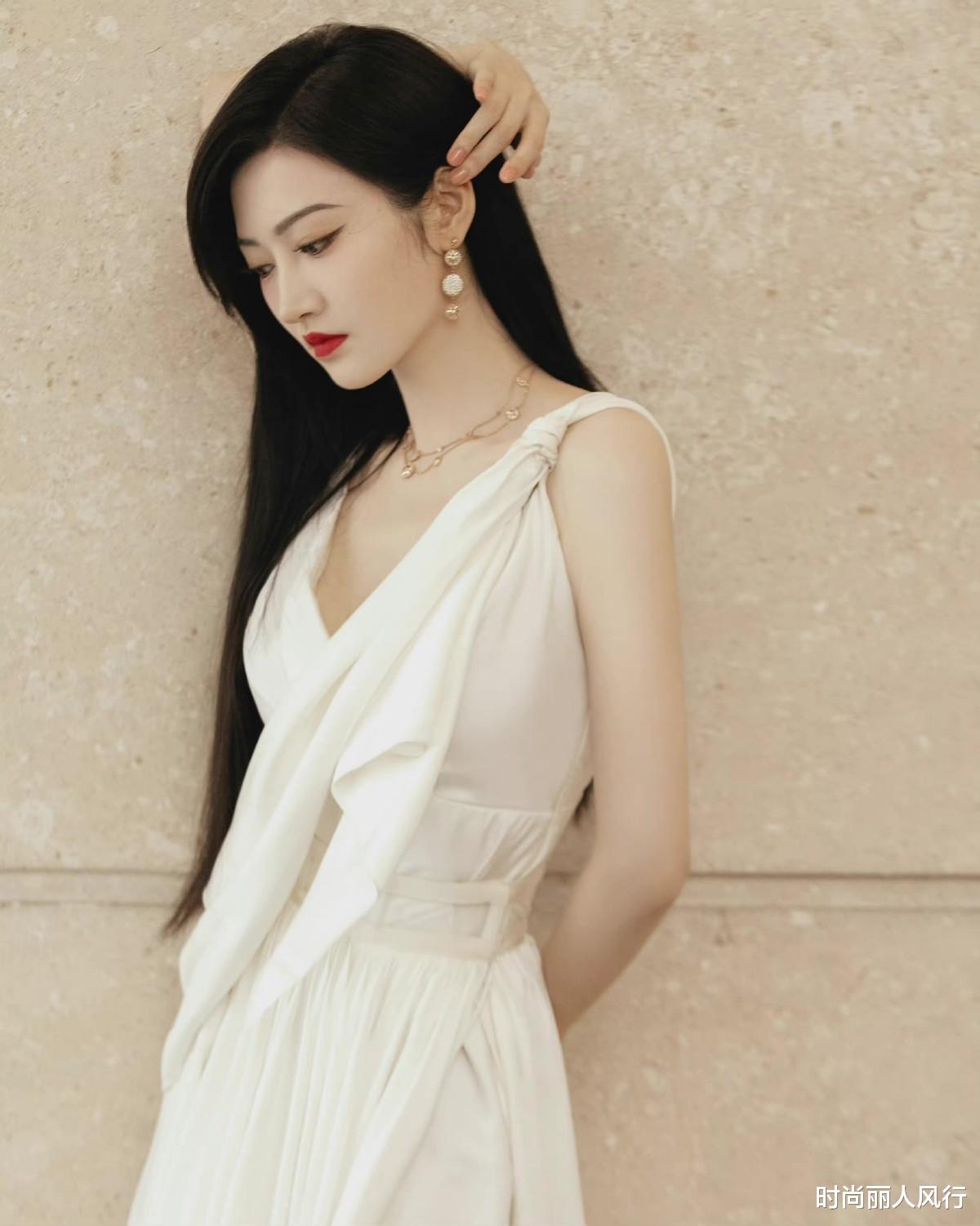 时尚丽人风行 景甜高调现身Dior活动！穿一身白裙变绝美希腊女神，Dior审美太稳定