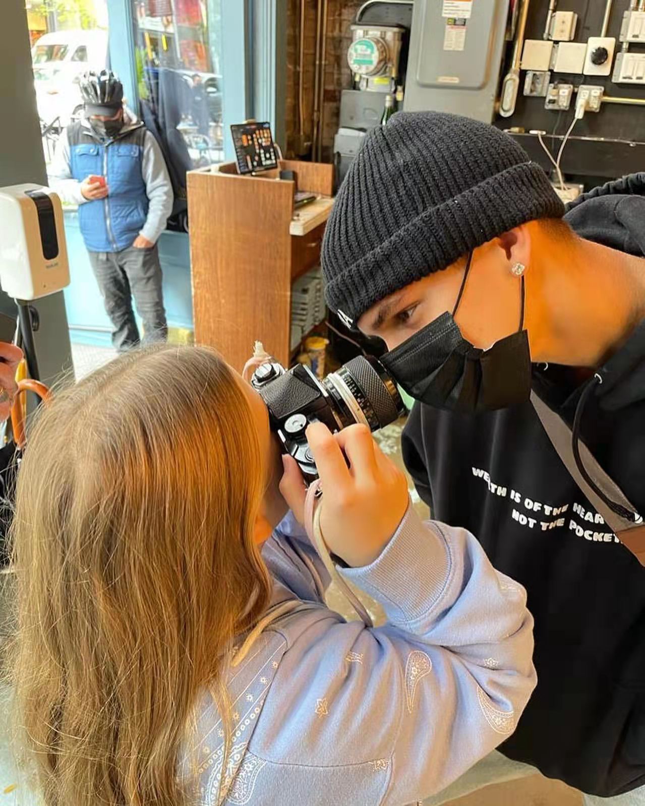 二哥|11岁的小七和二哥合影！当年趴在罗密欧后背上的小姑娘，长大了