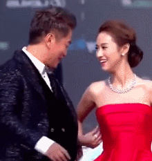 李嘉欣|李嘉欣和儿子共浴，多次亲吻，网友终于忍不了了：“别把孩子当情人养！”