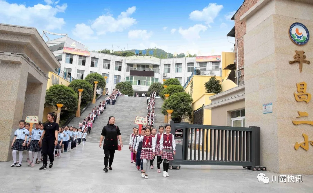 川蜀网 平昌二小  18年前的毕业照，还是那个少年！