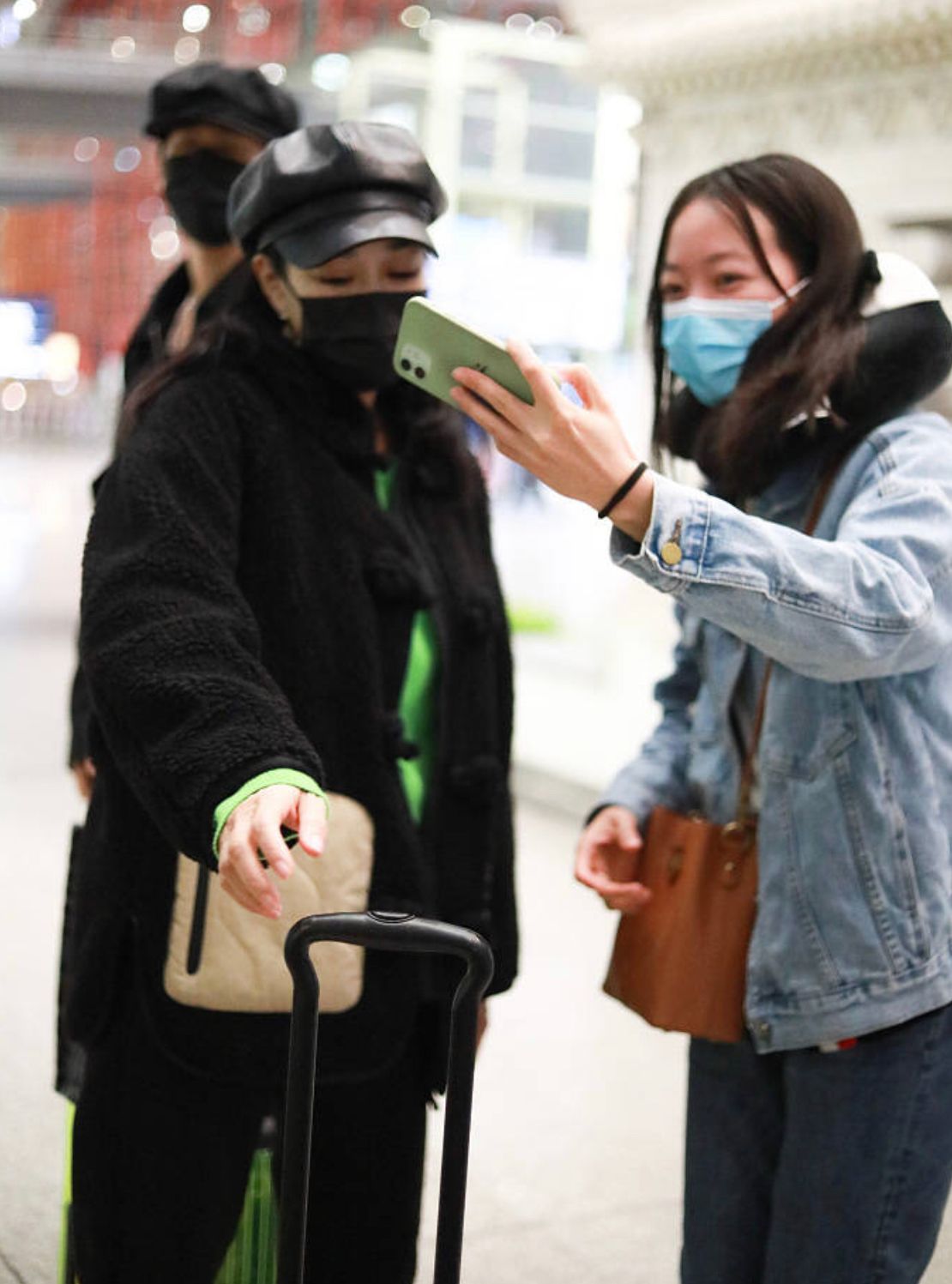 娱乐圈|钟丽缇张伦硕走机场，同穿一身黑真时髦，站一起哪像比老公大12岁