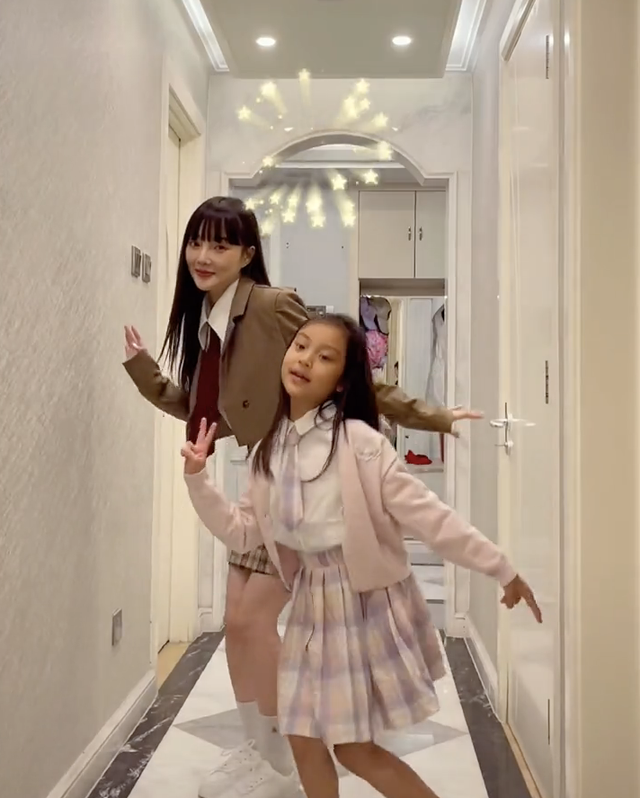 李小璐|李小璐母亲节秀母爱,甜馨身高直逼妈妈肩膀,母女变装风格百变