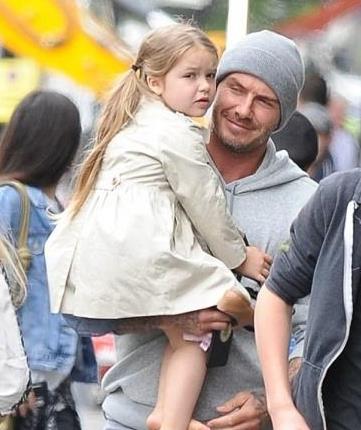 哈珀·贝克汉姆|贝克汉姆新年看烟花惹争议，和女儿亲吻多次摇晃，违背正常伦理