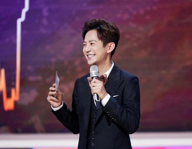 何炅|何炅收礼后续,湖南卫视处理结果曝光,所有节目均被替换