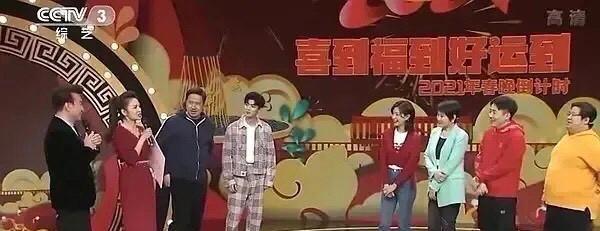 任嘉伦|春晚后台生图曝光，任嘉伦身高脱水了，同框和169的张凯丽一样高？