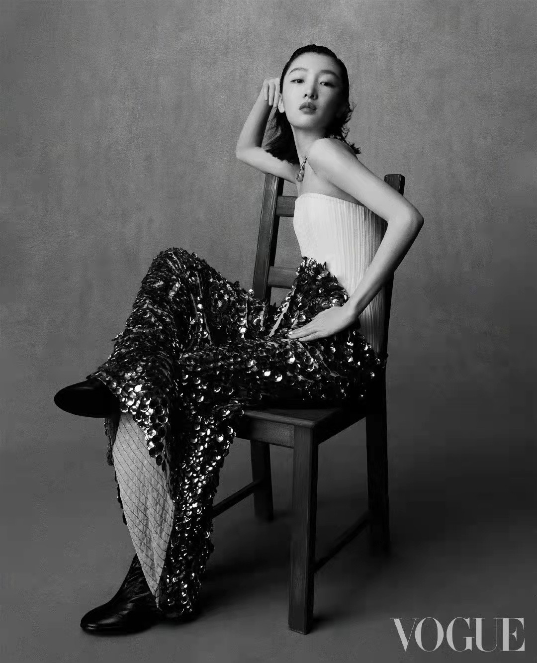秦岚|周冬雨力压刘亦菲成LV公主！穿大露背礼服登上开年刊，难得变霸气