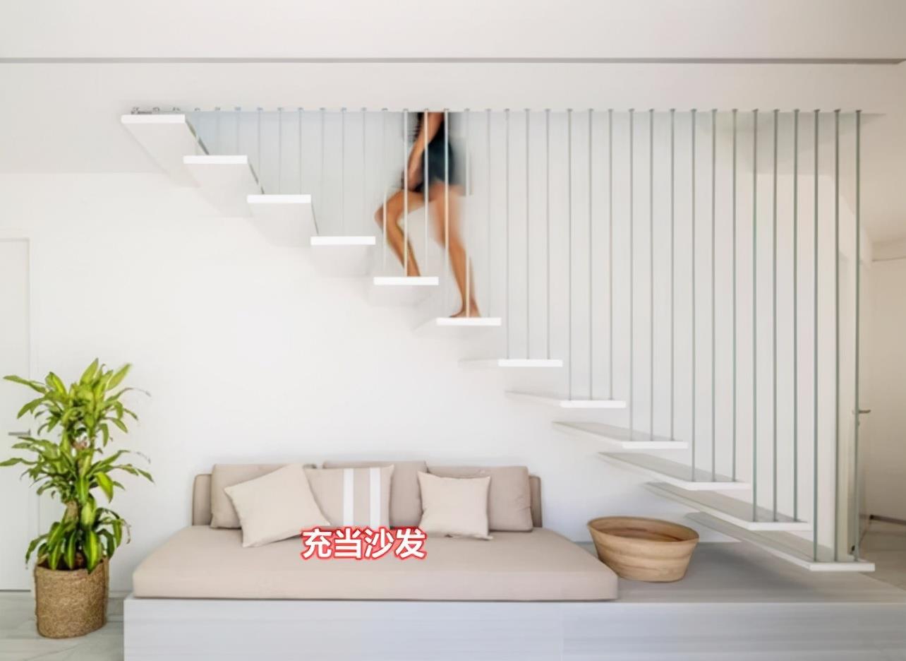 榻榻米|这做法机智，悬空楼梯下贴着装排榻榻米，睡觉、沙发、储物都全了