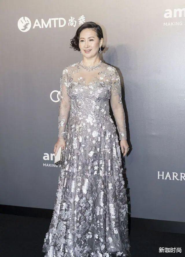 运动|何超琼不愧是赌王女儿，短发配亮片长裙，气场秒杀同框的成龙