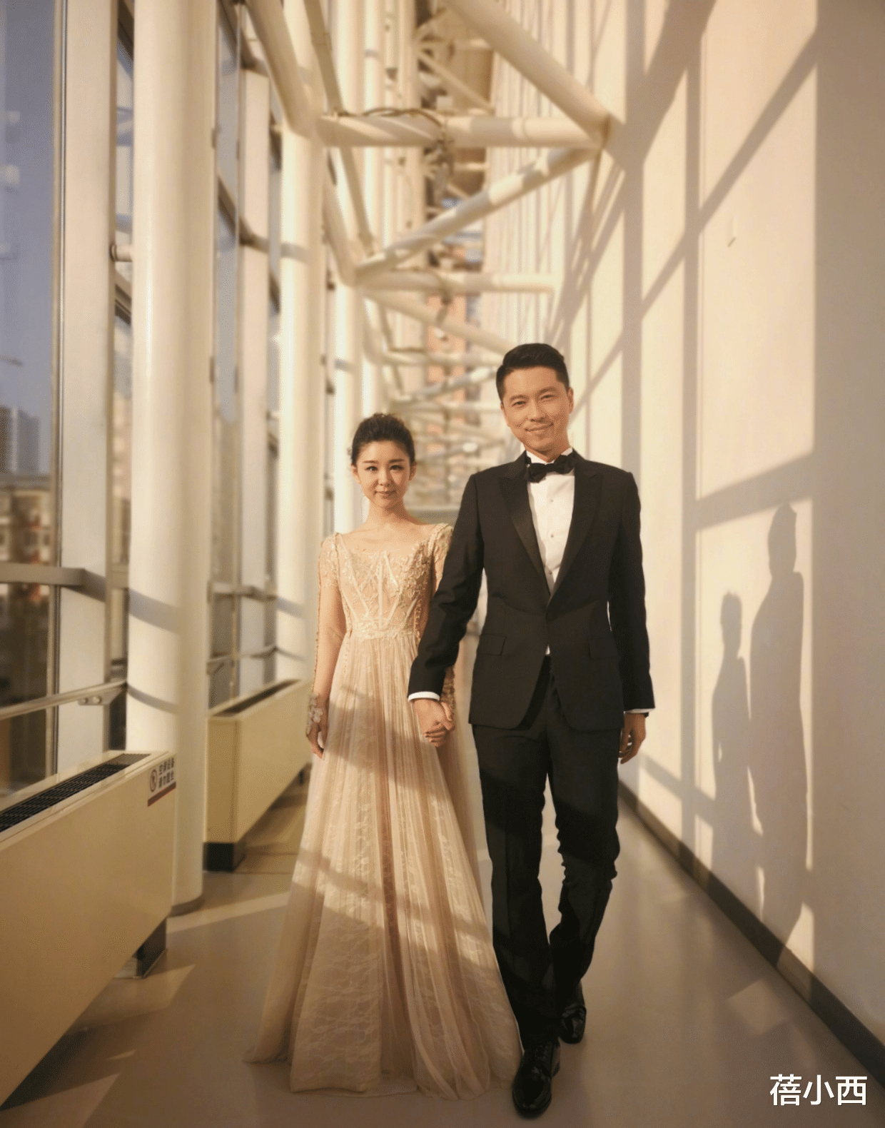 蓓小西|李小萌瘦了更有“尤物资本”，一袭裸色纱裙配盘发，显得身段更好