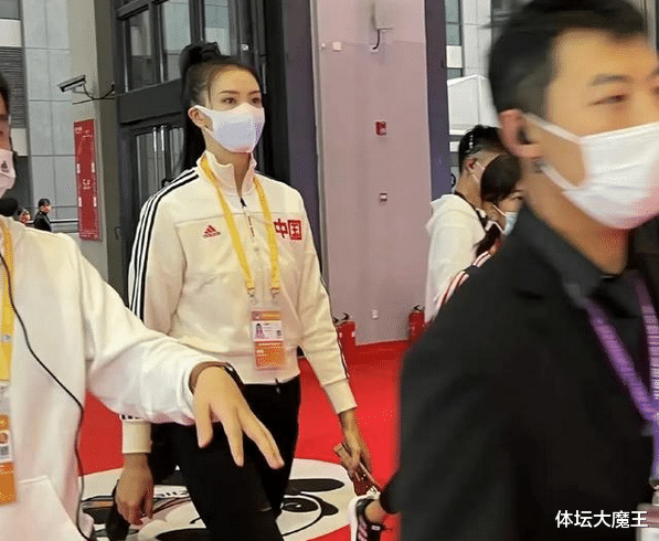 张常宁 张常宁最新亮相！高马尾紧身裤霸气合影球迷，妆容精致太美了