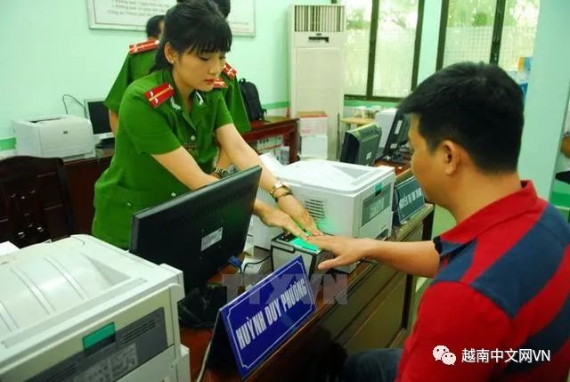 越南中文君 越南警服发展变化历史，男女警察都穿绿色，女警察英姿飒爽！