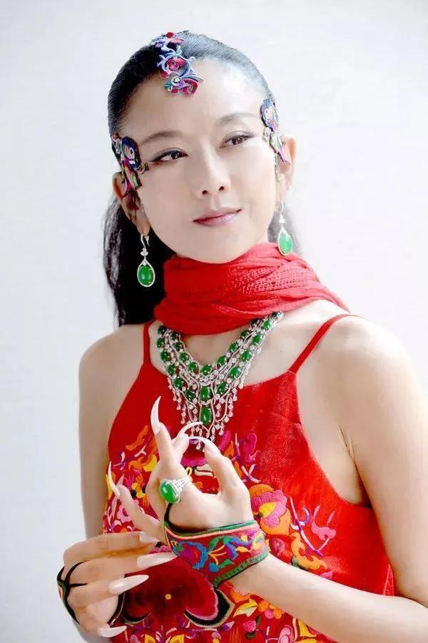 电影|“人间异类”杨丽萍：30年不吃米饭，靠助理洗澡，她现在怎么样了
