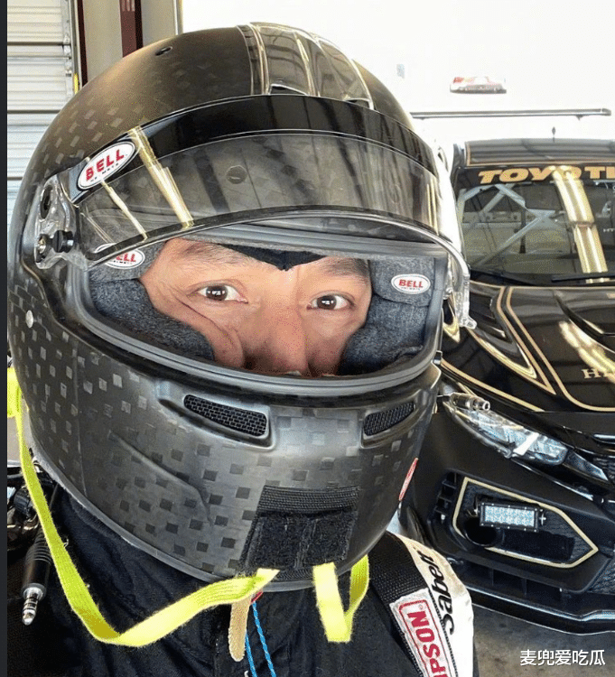 |吴彦祖女儿近照曝光？骑马英姿飒爽，一双大眼睛呆萌可爱