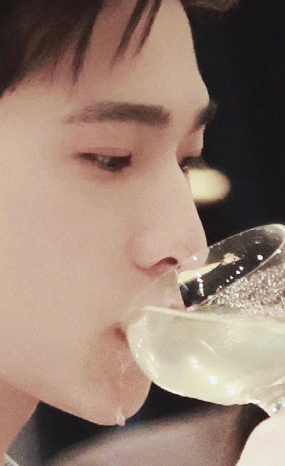 杨洋|杨洋参加庆功宴不喝酒的理由，或许是因为喝酒后总是会自带笑点？