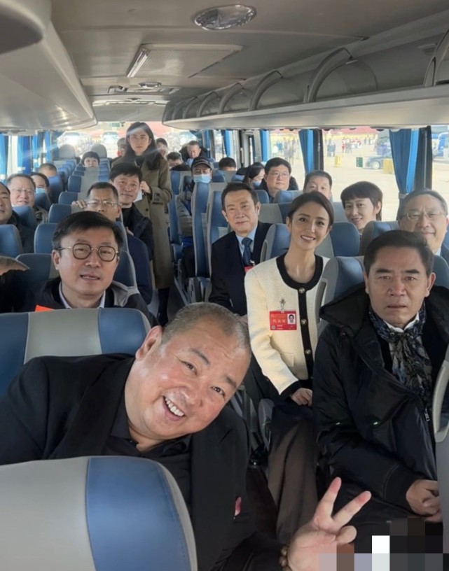 章子怡|章子怡开心当委员,文代会证件照绝美,意外与同学秦海璐撞衫了