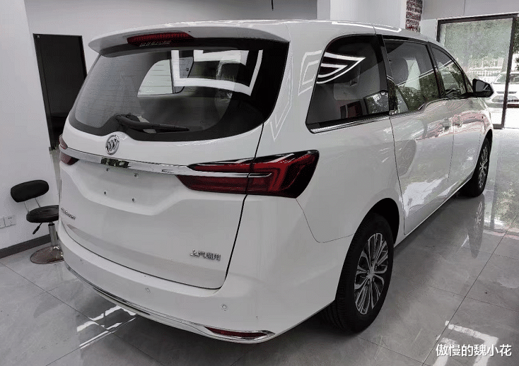 蜂蜜 进店体验“别克GL8”乞丐版，实力碾压奥德赛，价格太实惠！