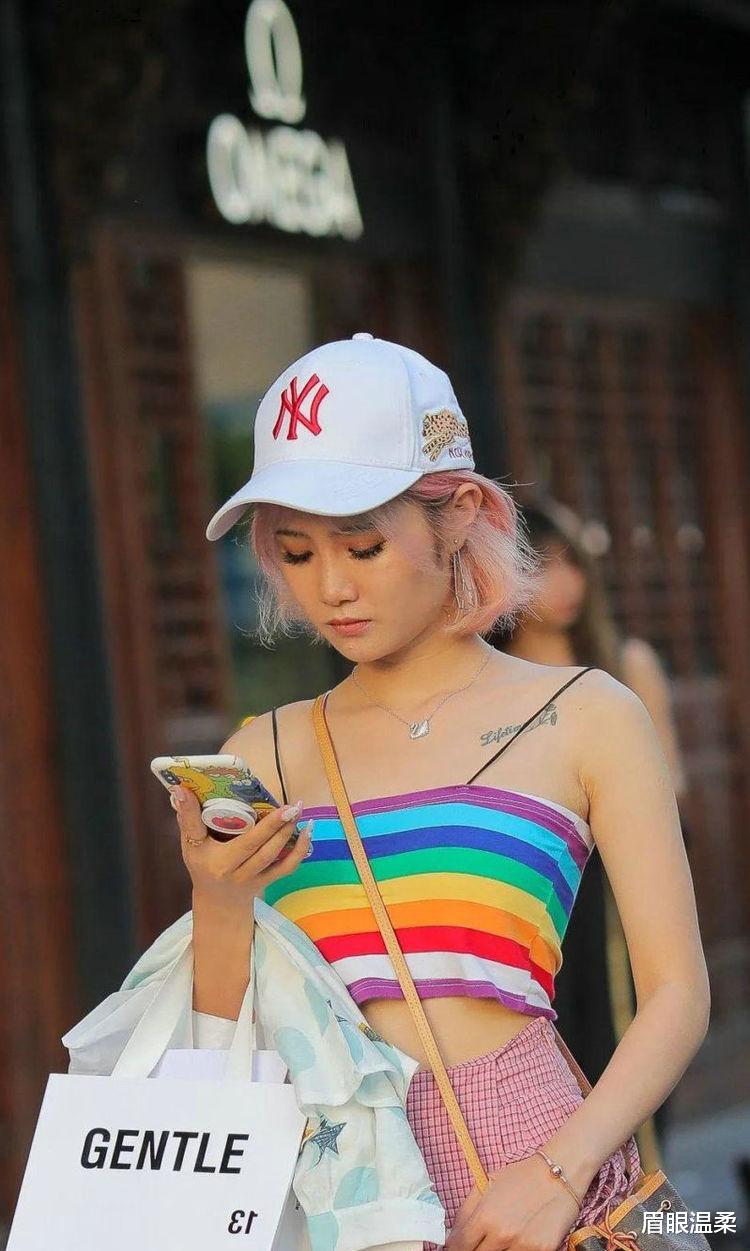 眉眼温柔 小姐姐笑容甜美,手捧鲜花的样子温柔动人,气质迷人充满时尚感